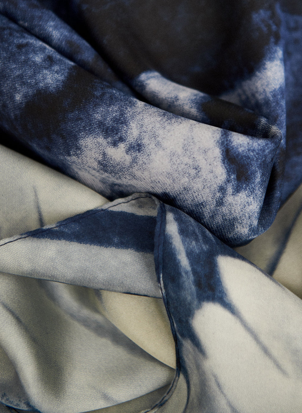 Abstract Wave Print Scarf